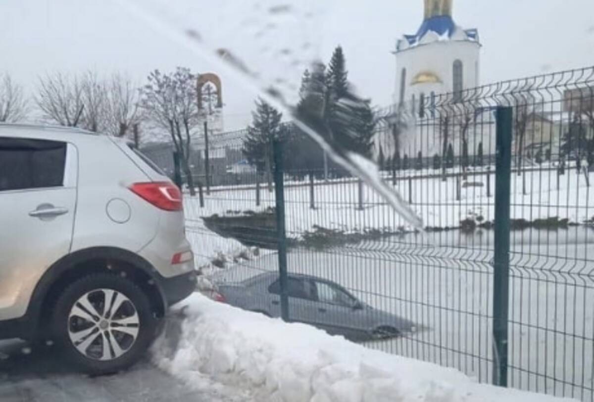 В Дятьково легковой автомобиль съехал в пруд