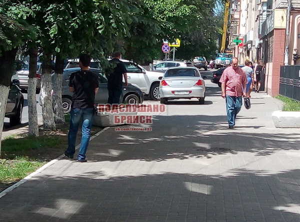 В Брянске автохам перекрыл тротуар возле поликлиники №4