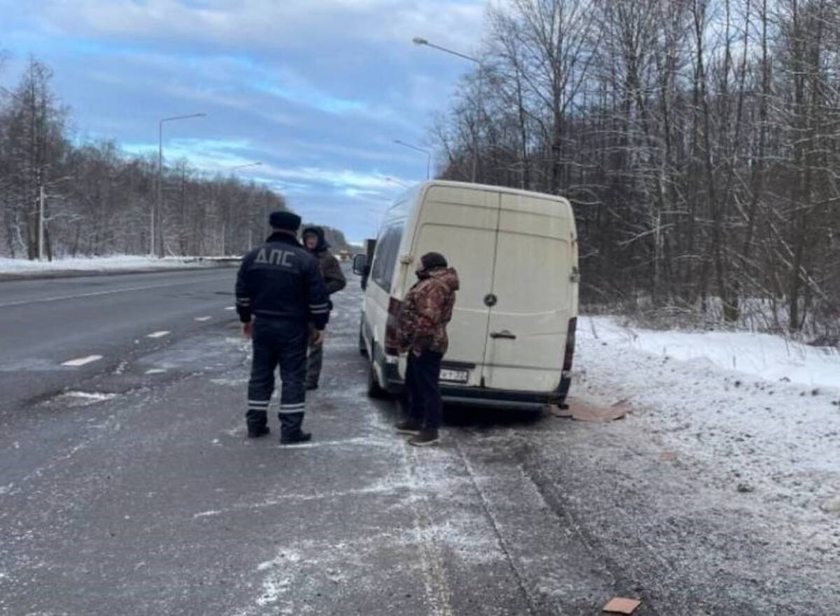 Орловские гаишники пришли на помощь брянскому водителю