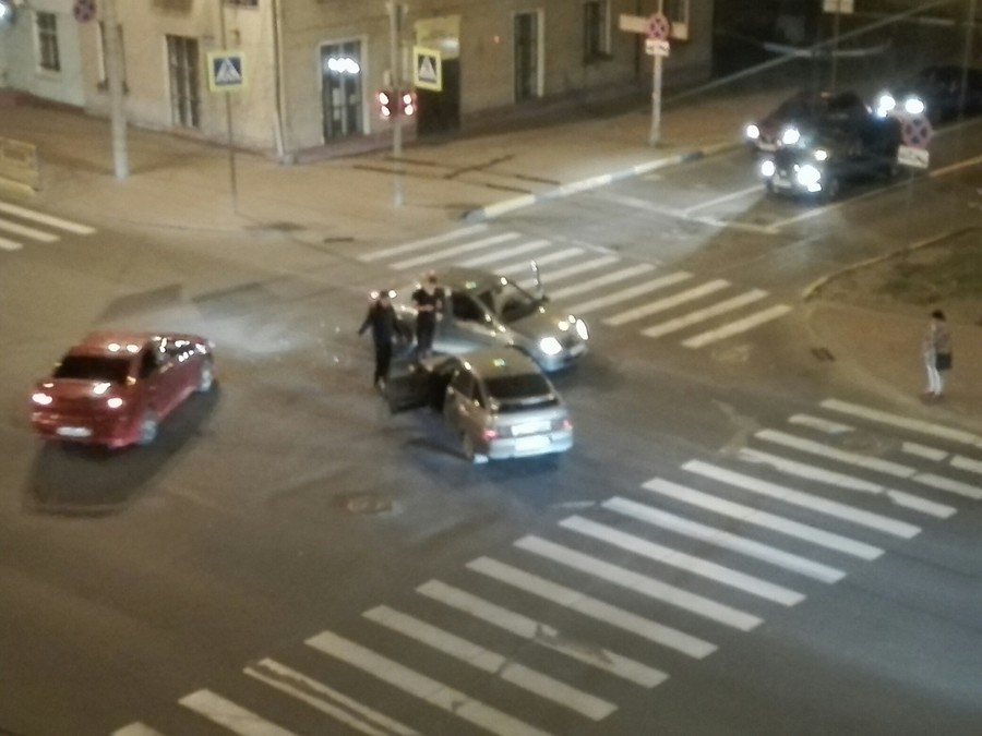 В Брянске на перекрестке столкнулись два автомобиля