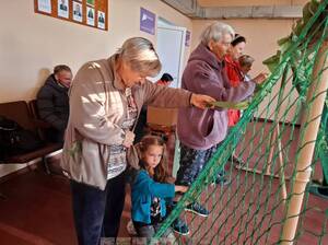 Жители Суземского района плетут маскировочные сети для защитников границы