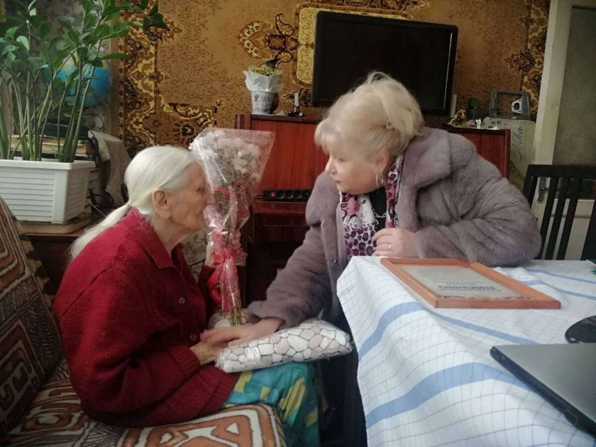 Брянские власти после скандала с отоплением навестили 103-летнюю участницу войны 