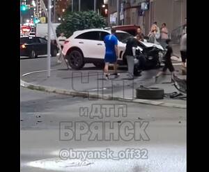 В Брянске после ДТП иномарка вылетела на тротуар