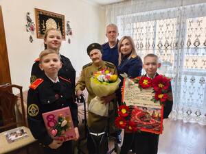 И.о. главы брянского СК и кадеты поздравили с 8 Марта ветерана ВОВ