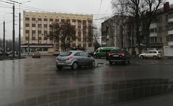 В Брянске сняли на фото ДТП с двумя автомобилями на «Полтиннике»