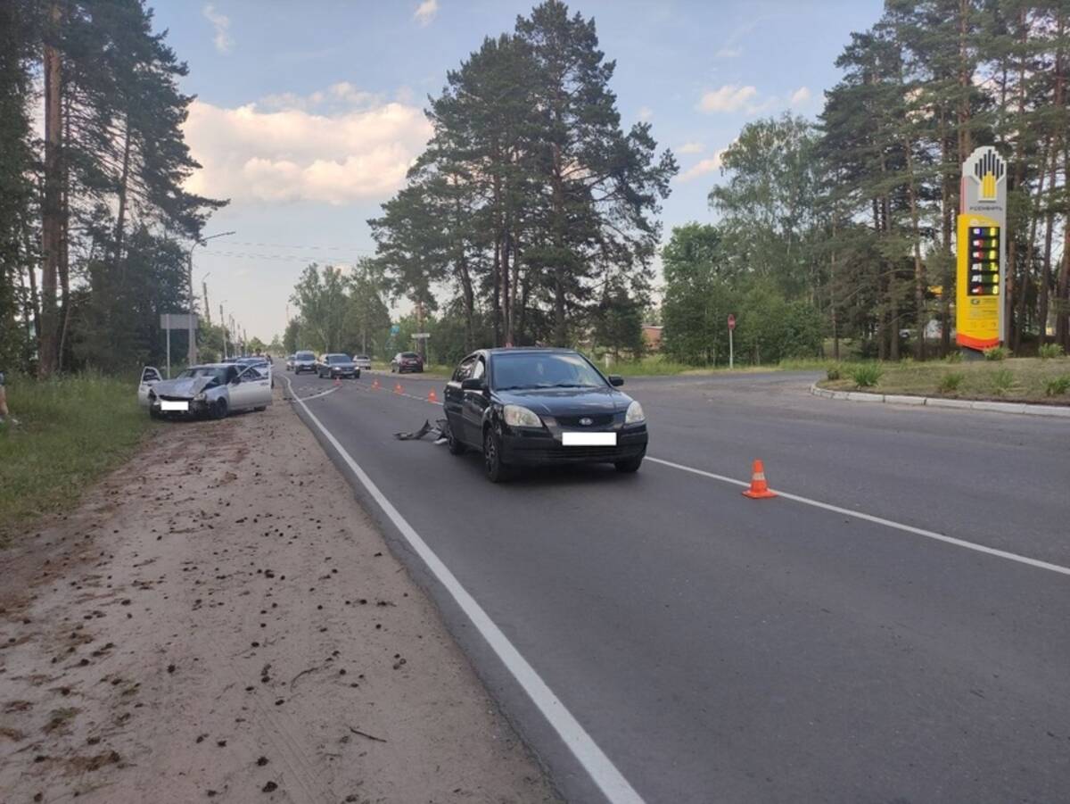 Под Жуковкой 18-летний водитель устроил ДТП и попал в больницу | 22.06.2023  | Брянск - БезФормата