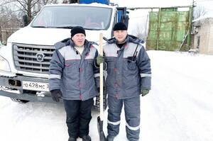 Брянские коммунальщики вытащили автоледи из снежного плена