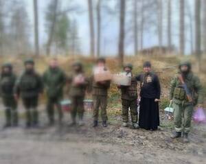 Священник поздравил бойцов в брянском приграничье с Пасхой Христовой