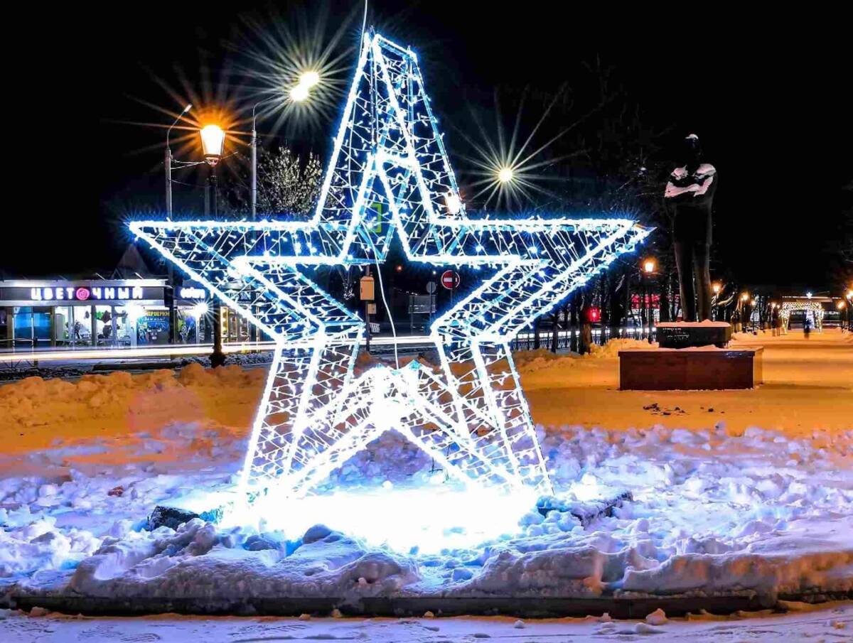 В Брянске украсили к Новому году Фокинский район | 15.12.2022 | Брянск -  БезФормата