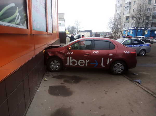 В Брянске водитель такси Uber врезался в торговый центр