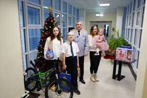 «Ёлка желаний»: глава брянской полиции подарил мальчику велосипед
