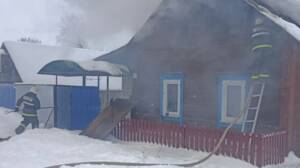 На улице Красноармейской в поселке Поконь загорелся частный дом