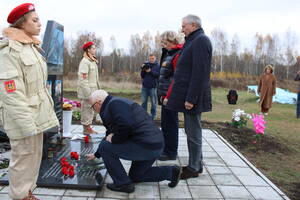Делегация из Москвы почтила память лётчиков в Стародубском районе