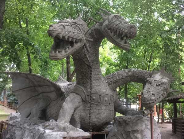В брянском парке «Юность» установили устрашающего Змея Горыныча
