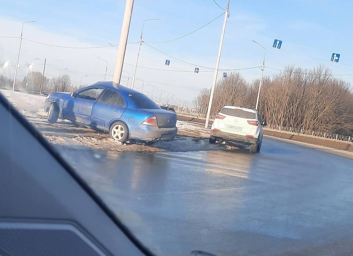 В Брянске на новой дороге легковушка протаранила столб | 28.02.2023 | Брянск  - БезФормата