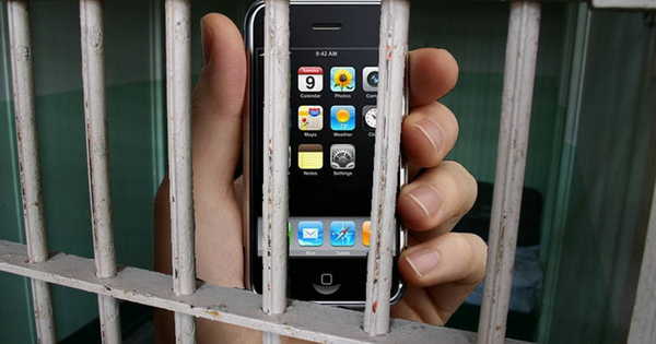 Сотрудник брянской ИК-1 получил условный срок за 43 телефона для зэков