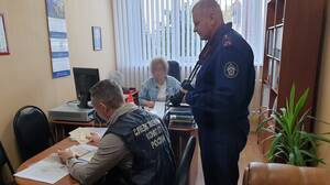 Брянский педагог осуждена за взятки и нелегалов