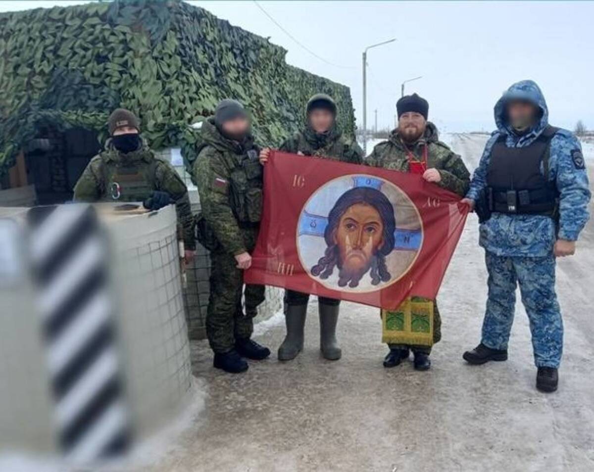 Брянские священники передали бойцам СВО стяг с изображением Спаса  Нерукотворного | 01.02.2024 | Брянск - БезФормата