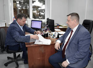 Евгений Вылцан представил в ТИК Климовского района документы для выдвижения