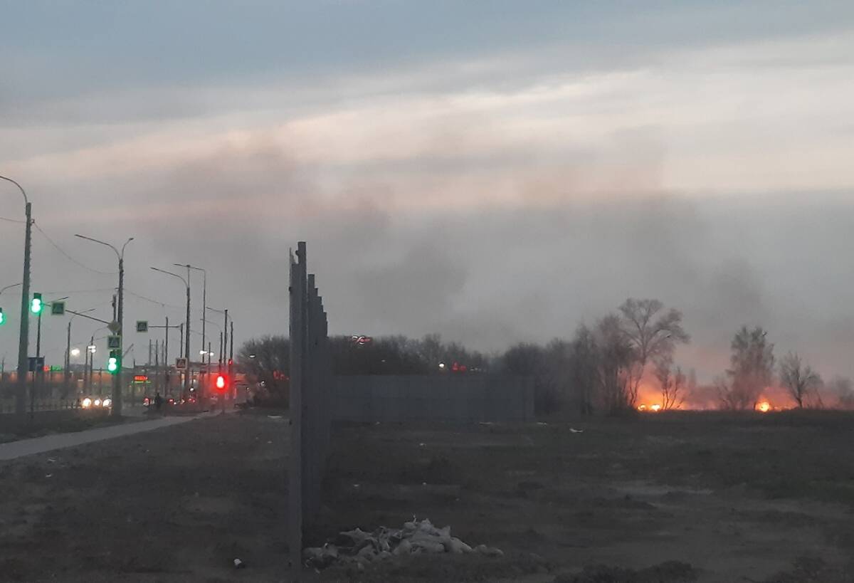 В Брянске возле ТРЦ «Аэропарк» снова загорелась сухая трава | 12.04.2023 |  Брянск - БезФормата