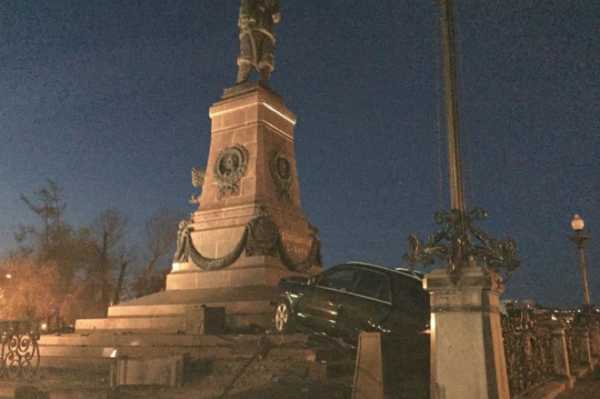 Пьяный сибиряк наехал на памятник Александру III