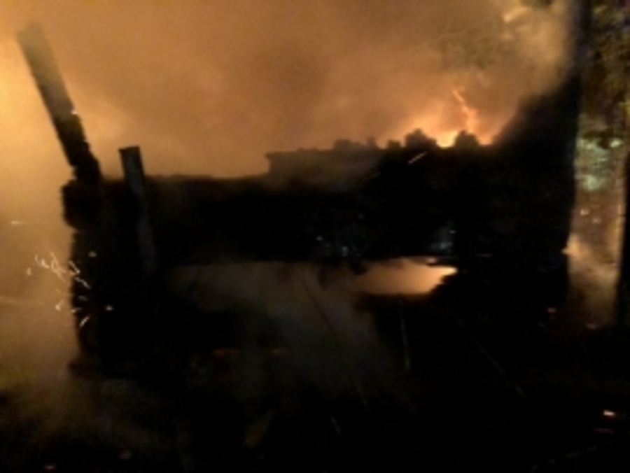  В Клинцах сгорел нежилой дом: пострадал человек