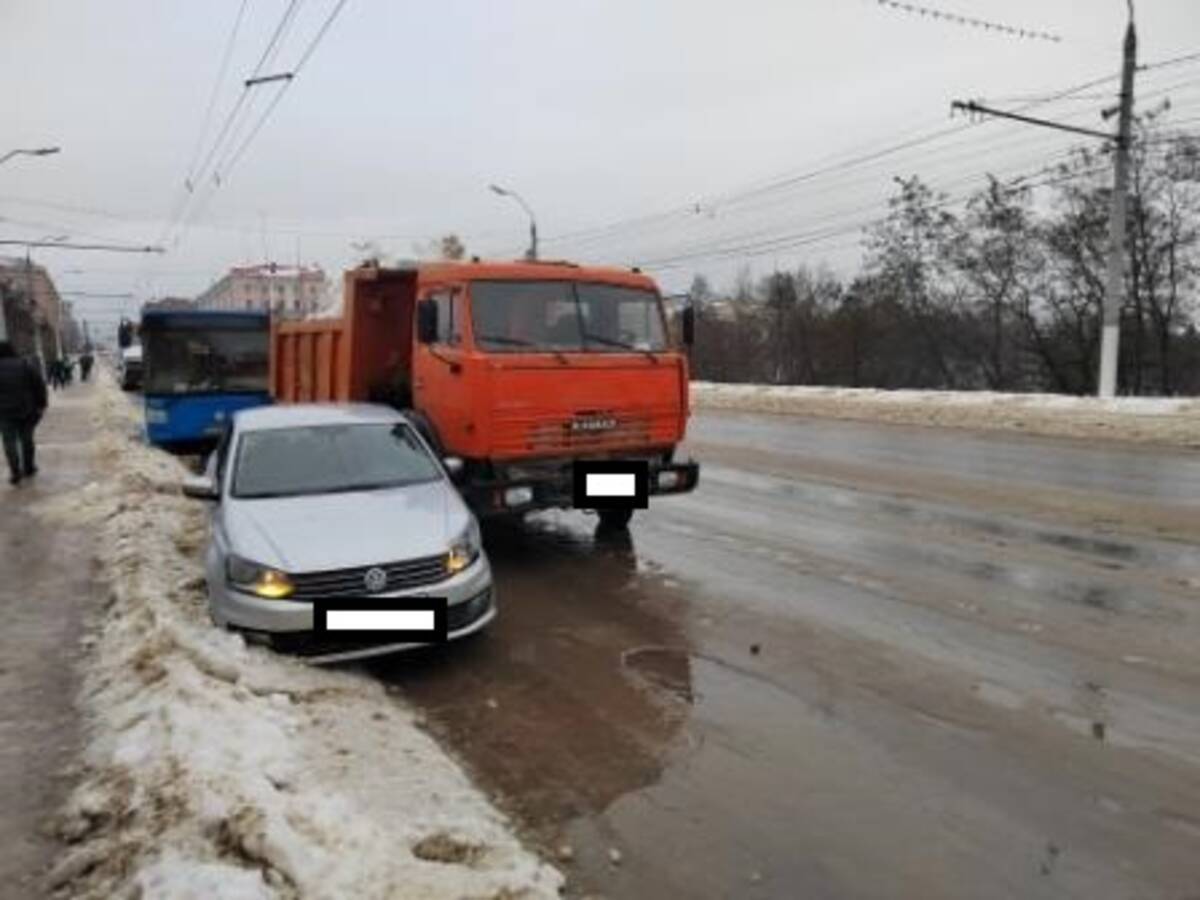 Массовое ДТП на проспекте Ленина в Брянске устроила 35-летняя автоледи |  20.01.2024 | Брянск - БезФормата