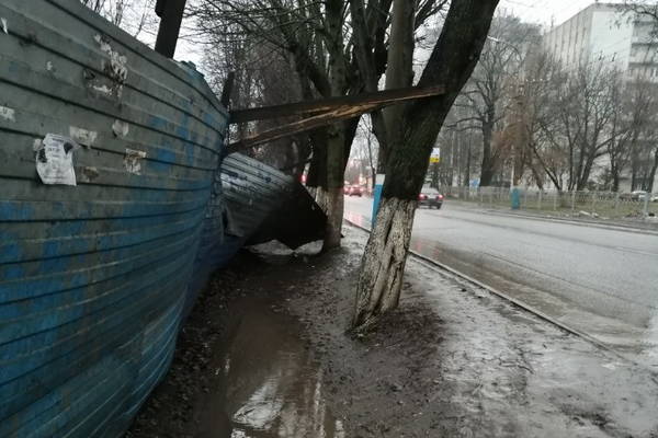 В Брянске сняли на фото опасное ограждение возле БГУ