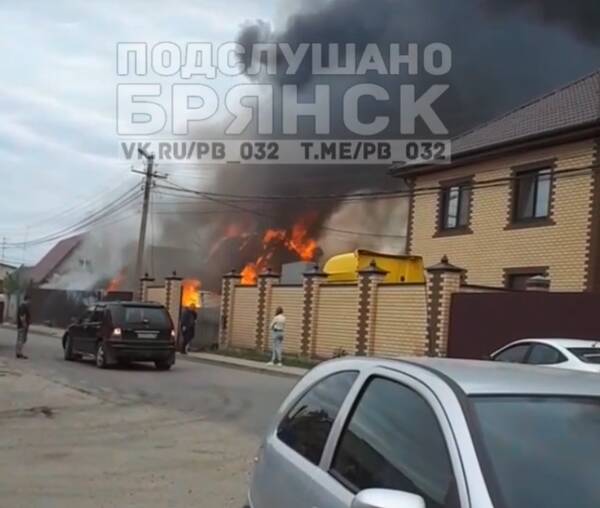 В Брянске горит жилой дом в Фокинском районе