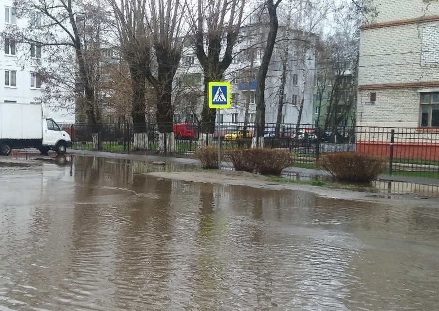 В Брянске возле школы №17 дорога ушла под воду