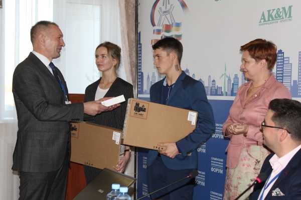 Двух брянских школьников наградили за спасение людей