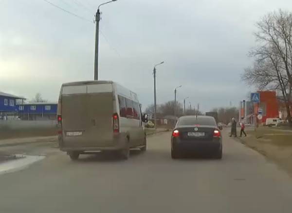 В Брянске на Вокзальной сняли на видео лихача на микроавтобусе