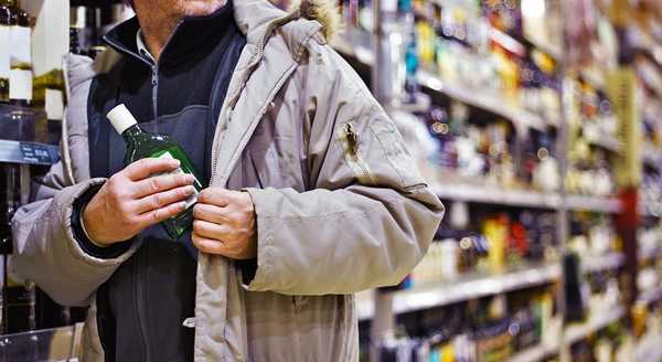 В Брянской области 1 января парень украл в супермаркете две бутылки виски