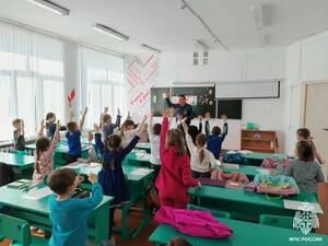 Будущих первоклассников в Комаричском районе научили тушить костёр