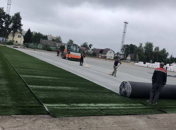 В Брянске на стадионе «Спартак» укладывают искусственный газон