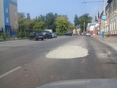 В Брянске коммунальщики оставили огромную яму на дороге