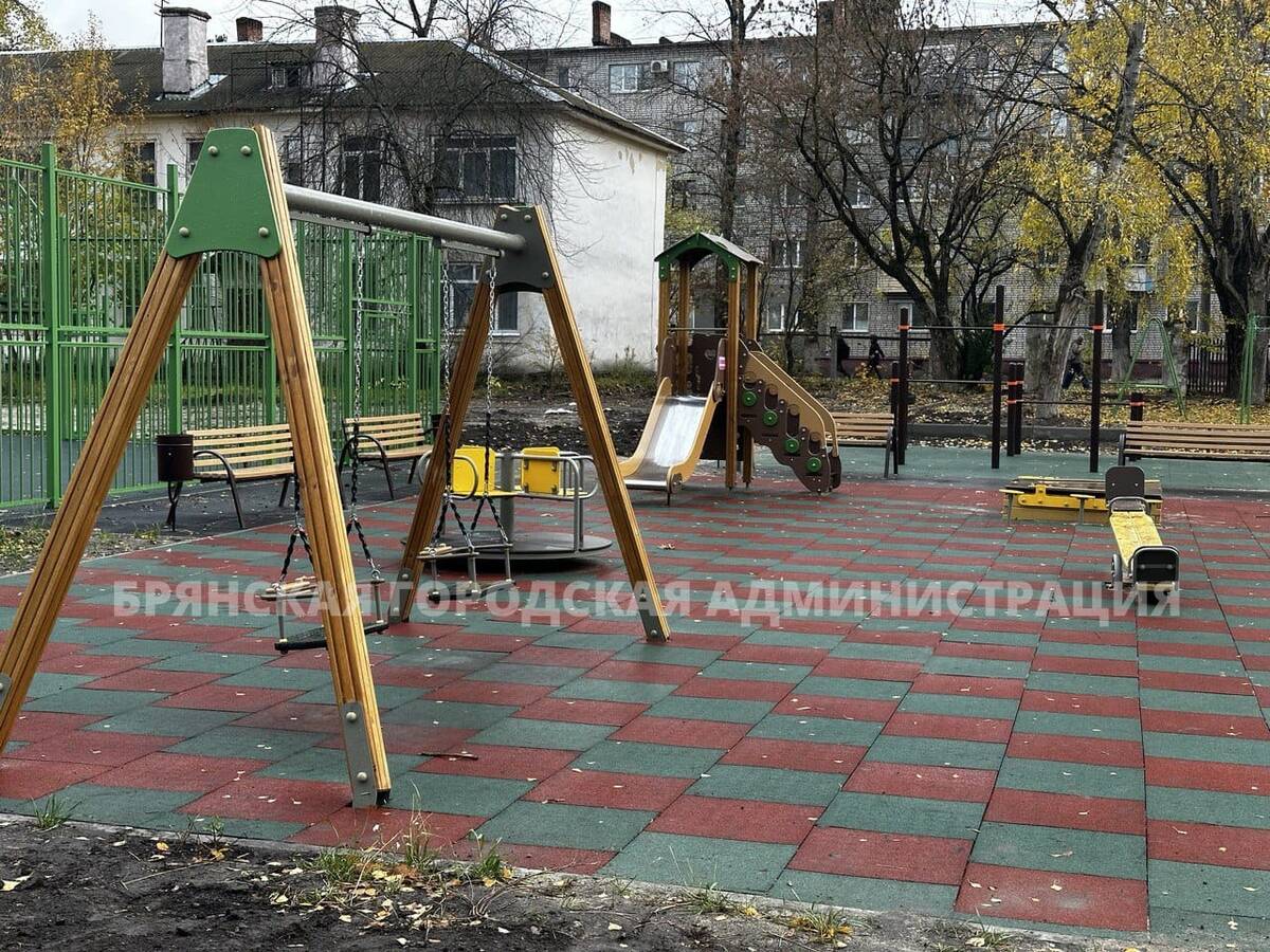 В Брянске обновили дворы на улицах Пушкина и Энгельса | 26.10.2023 | Брянск  - БезФормата