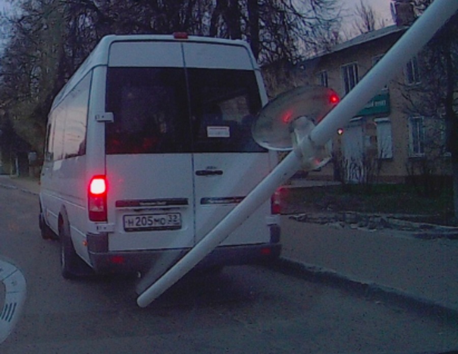 В Брянске сняли на видео проезд маршрутки на «красный» 