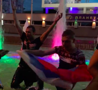  После гола Черышева в Брянске горячие болельщики бросились в фонтан