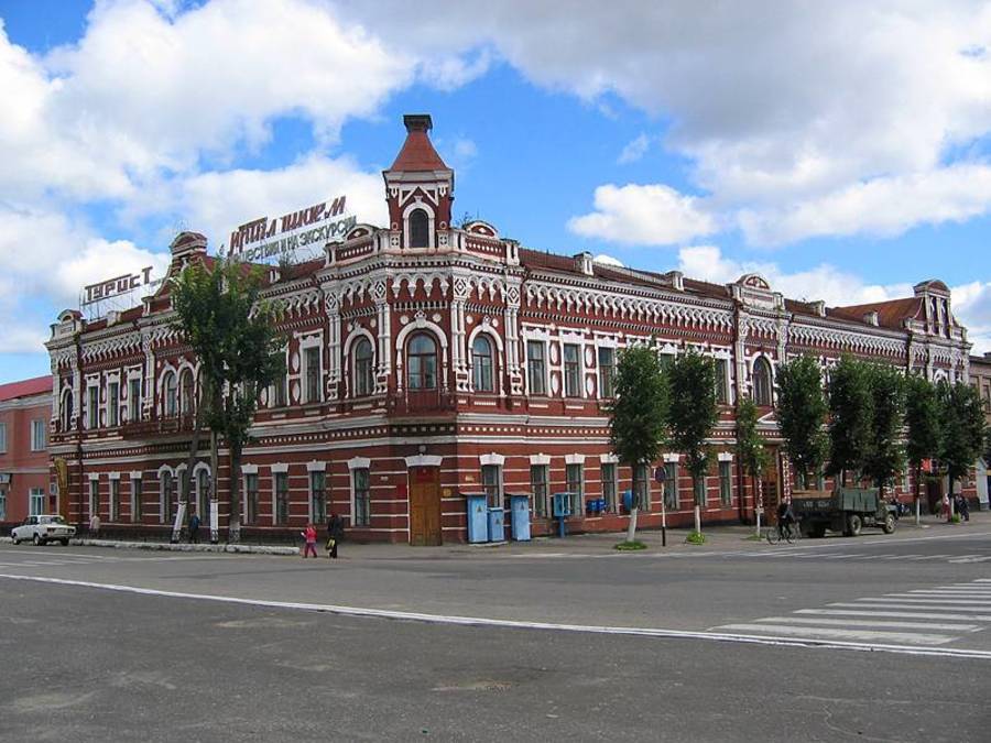 Г новозыбков. Дом купца Певзнера в Новозыбкове. Город Новозыбков Брянской области. Центр города Новозыбкова. Дом Певзнера Новозыбков.