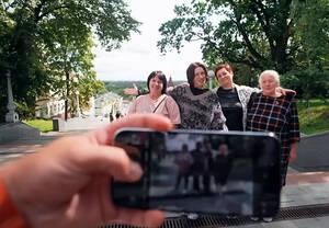 Настя Ивлеева выбралась из деревни в СПА и прогулялась по Брянску