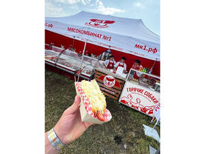 Брянские сосиски для хот-догов разбирали даже в ливень