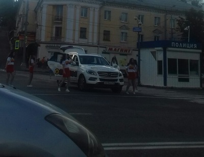 В Брянске на Набережной девушки танцевали возле будки полиции