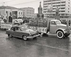 Брянцам показали фото демонстрации в честь Октябрьской революции