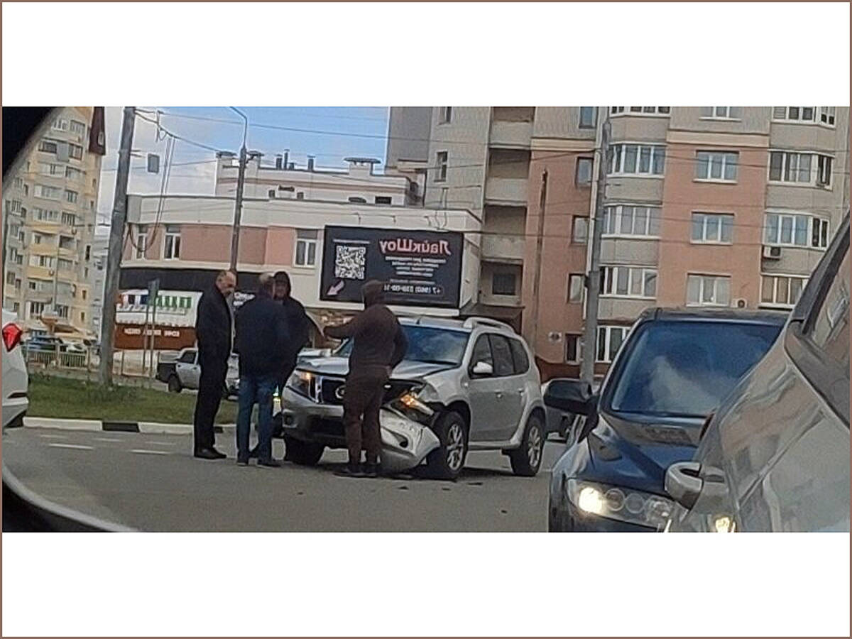 На кольце в центре Брянска произошло массовое ДТП с джипами | 08.05.2024 |  Брянск - БезФормата