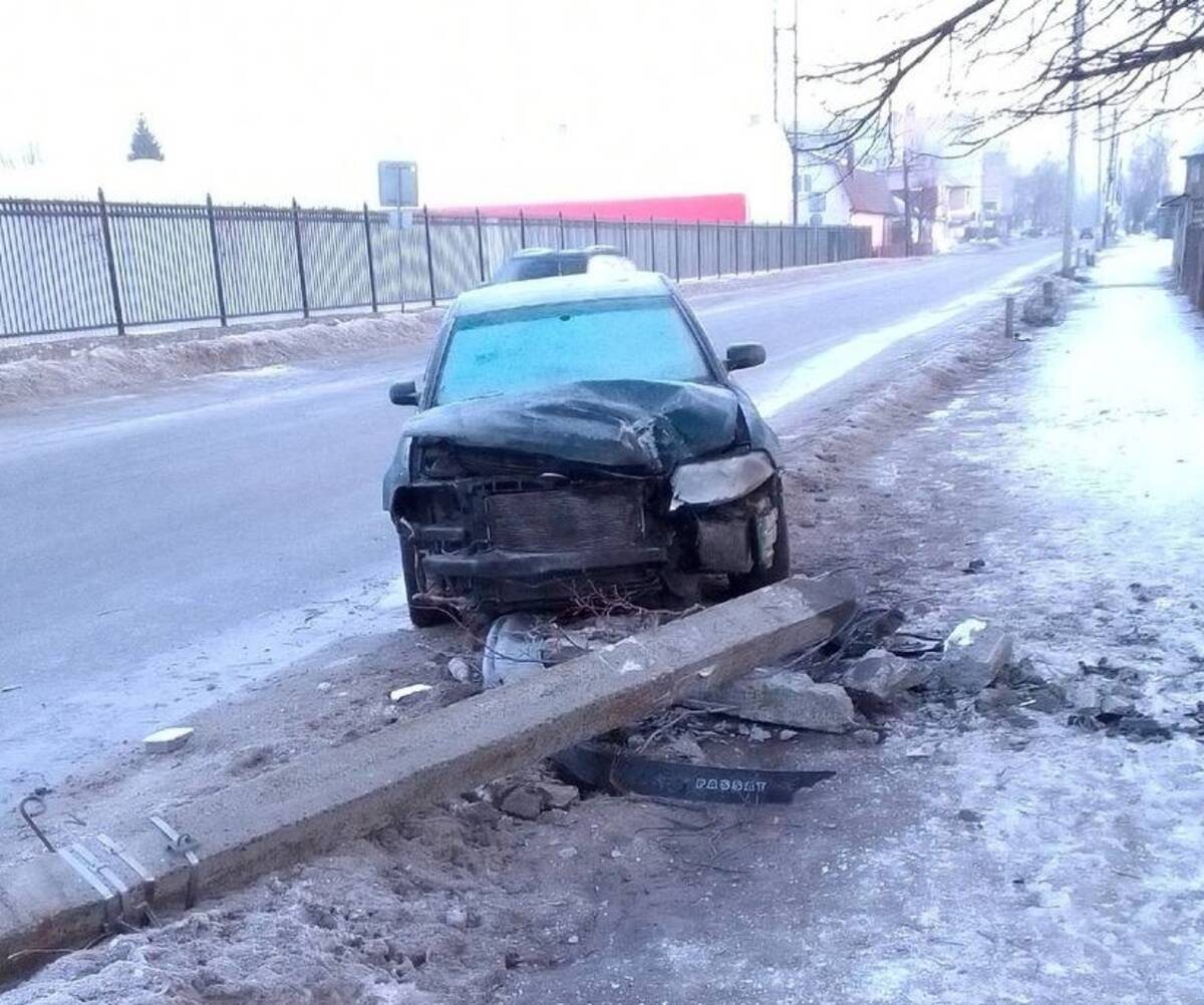 В Брянске на Менжинского ночью легковушка протаранила столб