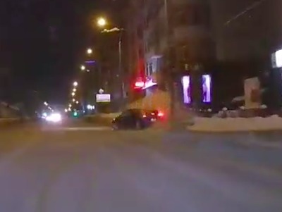 В Брянске легковушка налетела на снежный едва не пробила ограждения