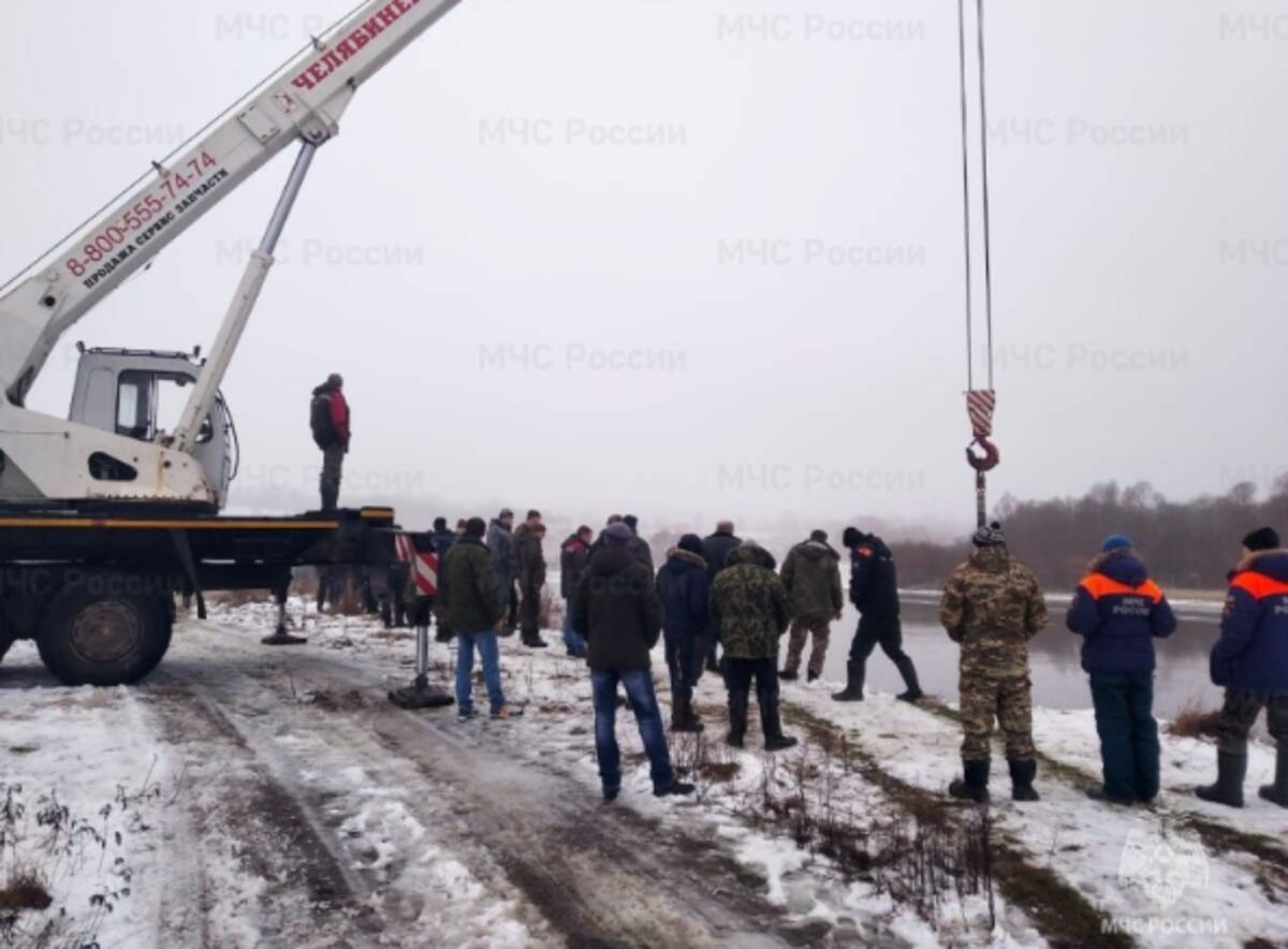 Спасатели достали утонувшую в пойме реки Десна легковушку в Трубчевском  районе