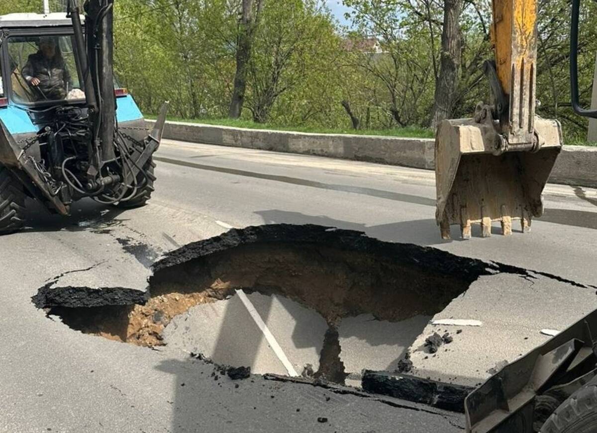 В Брянске провал на улице Урицкого произошел из-за прорыва трубы