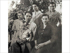 В День отца губернатор Богомаз опубликовал детское фото с папой